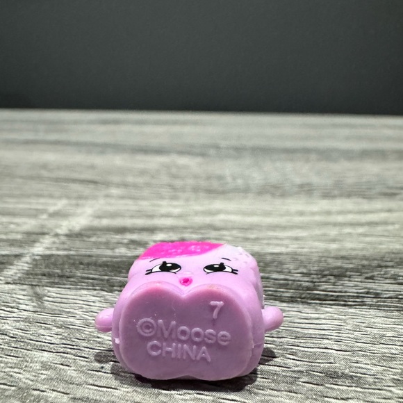 Shopkins | Bakery: Cassie Caster Sugar (6-040) - Mini Collectable Figure - Picture 6 of 6